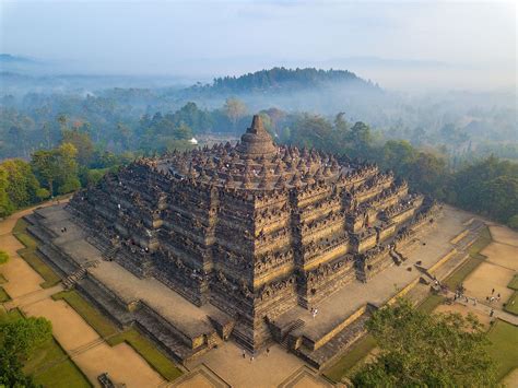  Borobudur Temppelin Rakentaminen: Buddhalainen Monumentti ja Kukoistava Srivijaya-valtio